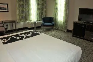 Room, La Quinta Inn And Suites by Wyndham Burlington 1/2