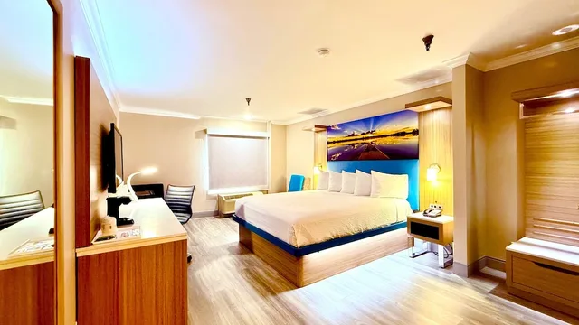 غرفة بسرير كينج مع أريكة، Days Inn By Wyndham Los Angeles Lax Redondo Manhattan Beach 2/10