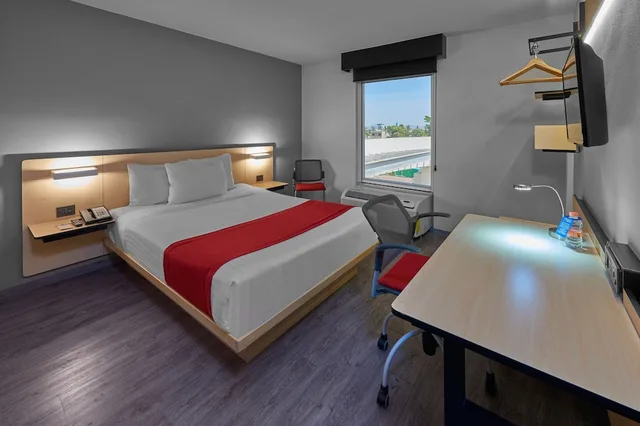 Room, Queen Bed, City Express by Marriott Irapuato 2/3