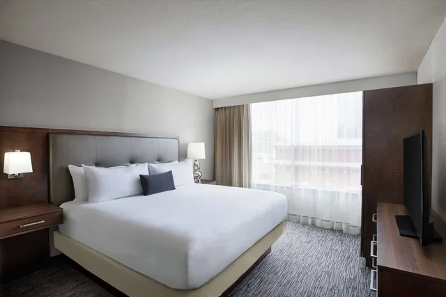 جناح بسرير كينج، Embassy Suites Fort Worth Downtown 1/3