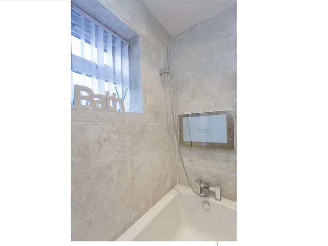 Superior, Apartment, King Bed, Private Bathroom, Live In Leeds Greenhill Bungalows 5/5