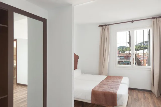 غرفة رباعية، Hotel Roger de Flor by Seleqtta 2/5