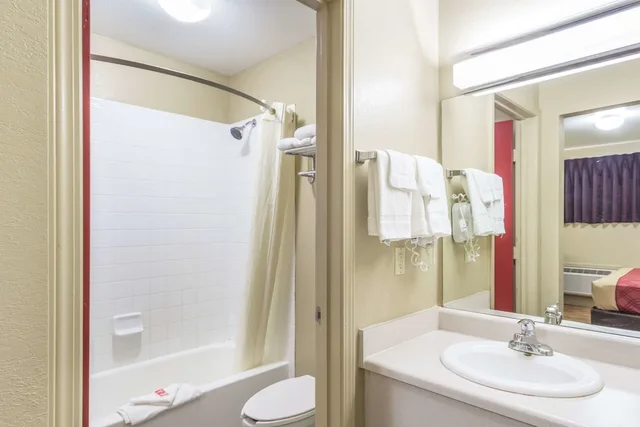 غرفة قياسية بسرير كينج، Econo Lodge Inn and Suites I-35 at Shawnee Mission 4/4