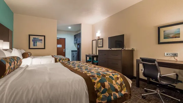 غرفة بسريرين كوين بمطبخ صغير، Best Western Plus Executive Residency Elk City 1/3