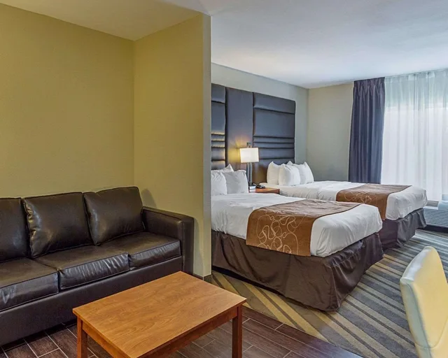 جناح بسريرين كوين مع أريكة لذوي الإعاقة، Comfort Suites Near Tanger Outlet Mall 2/3