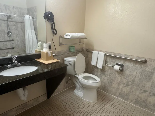 غرفة بسرير كينج بحوض استحمام لذوي الإعاقة، Super 8 By Wyndham Brookshire Tx 8/10
