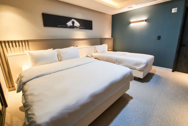 Vip, Residence, Twin Beds, 1 Double and 1 Single Bed، West In Hotel 2/10