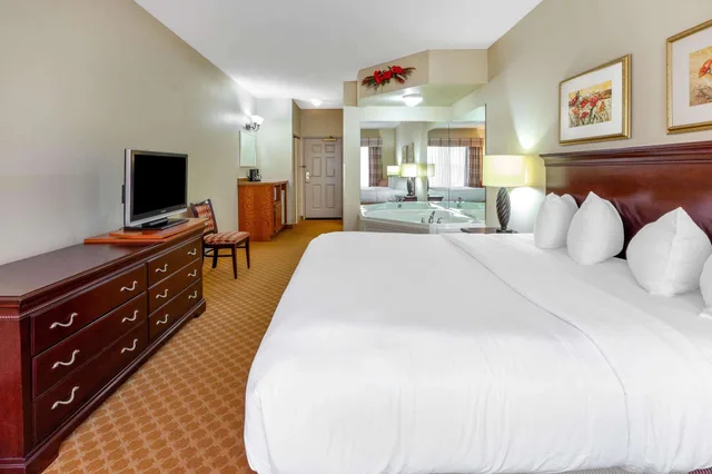 غرفة ديلوكس بسرير كينج، AmericInn by Wyndham Iron Mountain 2/3