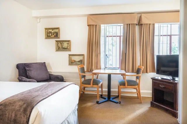 Room, Twin Beds, No Air Condition، The Baroness Hotel 1/4
