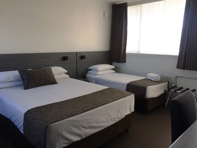 Motel, 1 Queen and 1 Single Bed، The Bridge 3/7