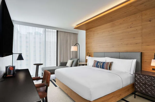 Premium, King Bed, Riverwalk View، Canopy By Hilton San Antonio Riverwalk 2/2
