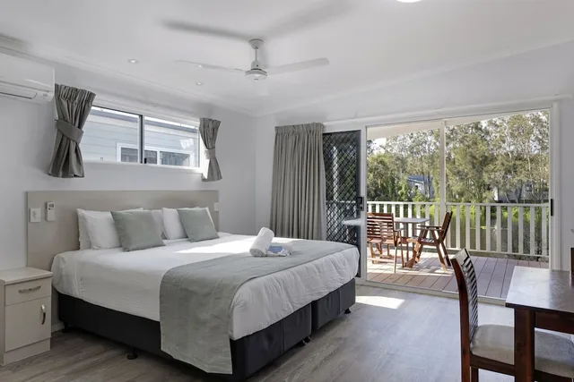 Deluxe, Studio, King Bed, Lake Side, Shared Lounge Access، Discovery Parks - Byron Bay 1/2