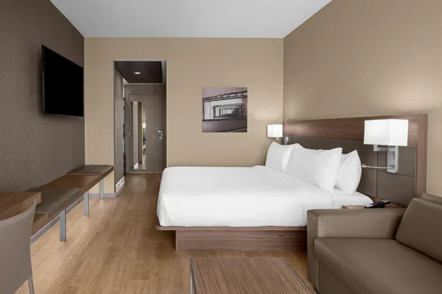 Room, King Bed, Partial Water View, Sofa، AC Hotel by Marriott Clearwater Beach 7/10
