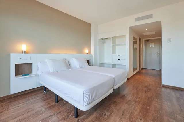 غرفة بسرير كوين بشرفة بإطلالة جزئية على البحر مع أريكة، Alua Calas de Mallorca Resort 2/6