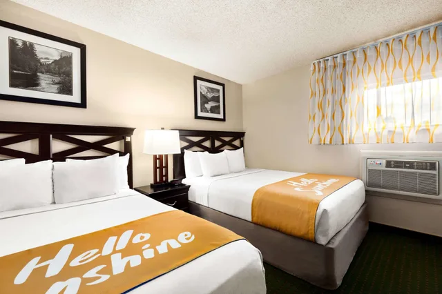 غرفة بسرير كوين وسرير مزدوج، Days Inn by Wyndham Cortez 3/10