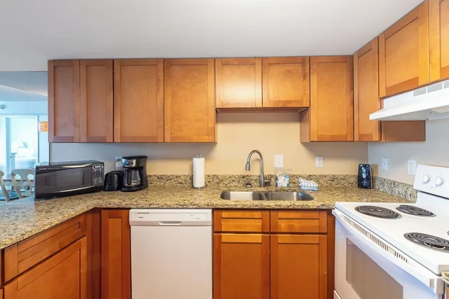 2 Bedrooms, Condo, Premium, King and Queen Bed, Single Bed, Bay View, Sofa, Balcony، Bay Club Resort 9/9