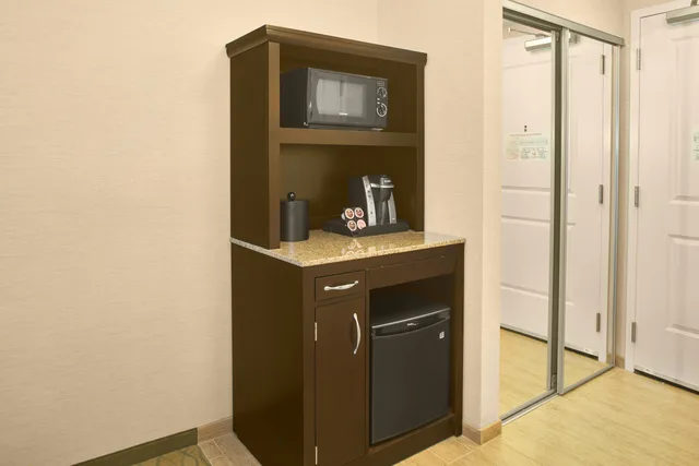 غرفة بسرير كينج، Hilton Garden Inn Akron 5/7