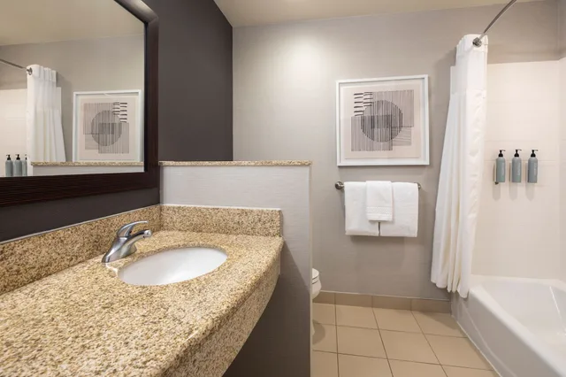 غرفة بسريرين كوين لذوي الإعاقة، Courtyard Mankato 5/8