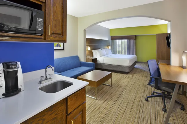 غرفة قياسية بسرير كوين بحوض جاكوزي لذوي الإعاقة، Holiday Inn Express Hotel And Suites Cincinnati Northeast Milford 4/7