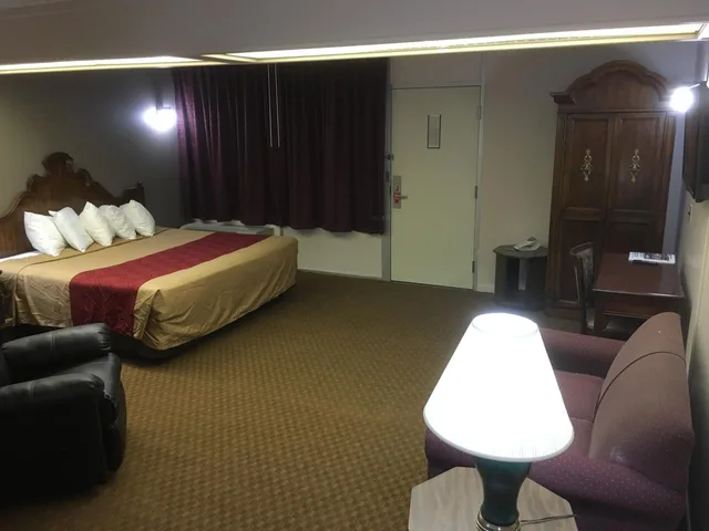 غرفة بسرير كينج للمدخنين، Econo Lodge Eden, NC 1/4