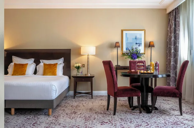 جناح جونيور بسرير كوين، Warwick Paris Champs-Elysees 4/5