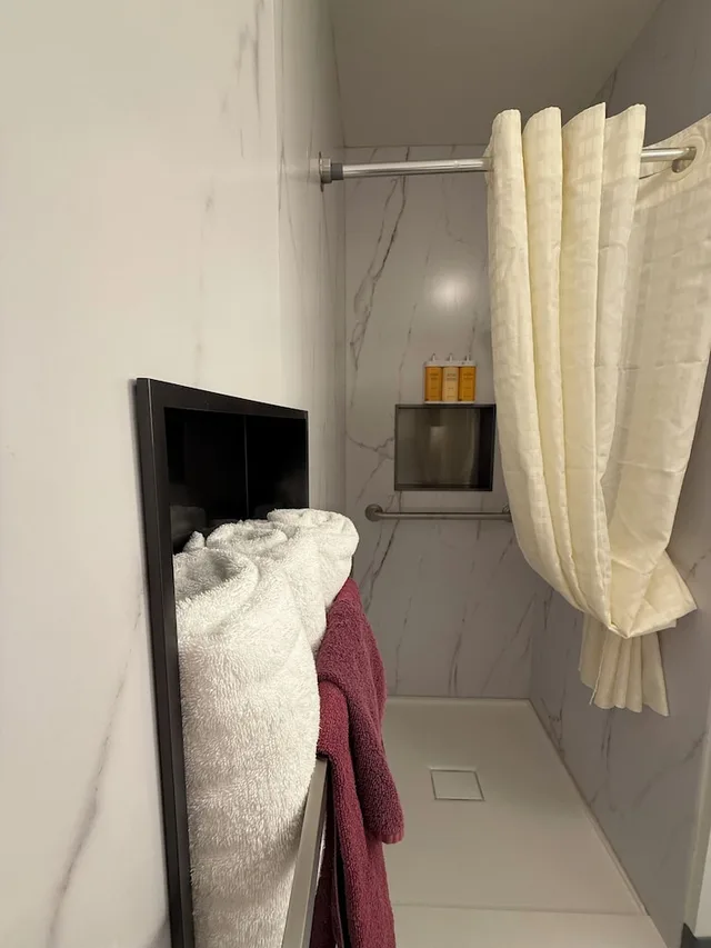غرفة بسرير كينج مع أريكة يُسمح فيها بالحيوانات الأليفة، Inn at Cemetery Hill 8/10