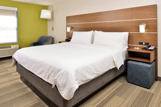 جناح بسرير كينج لذوي الإعاقة، Holiday Inn Express Suites North Kansas City Ex Quality Inn Suites 1/4