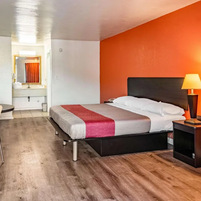 غرفة ديلوكس بسرير كينج للمدخنين، Motel6 Portsmouth, VA 4/10