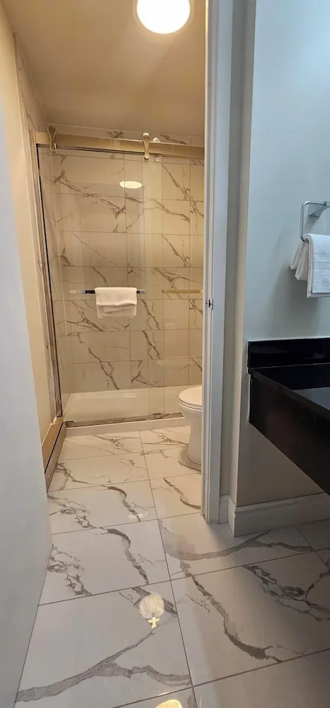 جناح بسرير كوين بجاكوزي، Super 8 By Wyndham Kirkland Lake 6/6