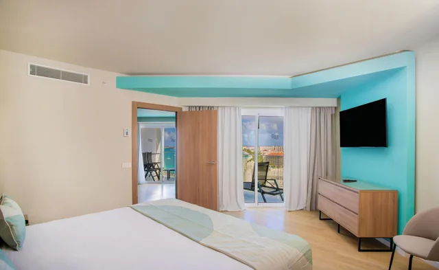 جناح بسرير كينج بإطلالة على البحر مع أريكة، RIU Palace Antillas - Adults Only - All Inclusive 1/2