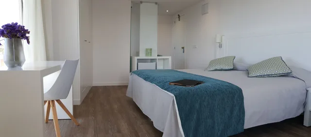 غرفة جونيور بسرير مزدوج بشرفة بإطلالة جزئية على البحر مع أريكة، Pinos Playa Hotel 2/6