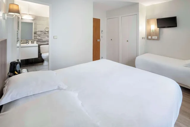 Family, 1 Double and 1 Single Bed, Sure Hotel by Best Western Saintes 2/5