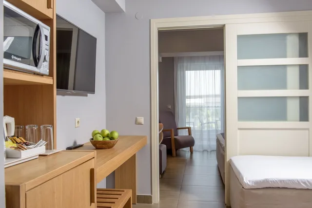 غرفة عائلية بسرير كينج وسريرين منفصلين بإطلالة على الحديقة، Lyttos Beach Hotel 5/5