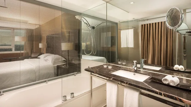 Guest Room, Deluxe, Queen Bed, Pool Access، SHERATON LISBOA HOTEL AND SPA 5/6