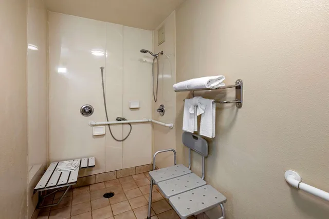 غرفة بسرير كينج لذوي الإعاقة، Quality Inn Placentia Anaheim Fullerton 4/4