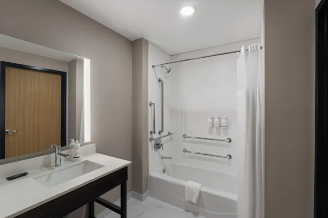 غرفة بسريرين كوين لذوي الإعاقة، La Quinta Inn & Suites by Wyndham Tracy 6/7