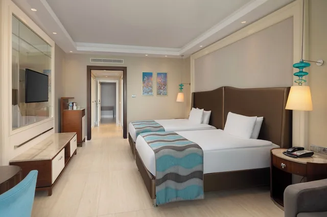 Swim Up, Pool, Family, Suite, Queen and Twin Beds, 2 Sofa، Titanic Deluxe Golf Belek 5/10