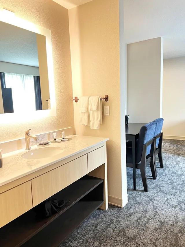 جناح بسرير كينج مع أريكة بمطبخ صغير، La Quinta Inn & Suites by Wyndham Boise Towne Square 2/2