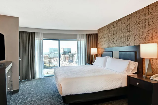 جناح تنفيذي ركني بسرير كينج بغرفة نوم واحدة مع أريكة، Embassy Suites by Hilton Minneapolis Airport 1/2