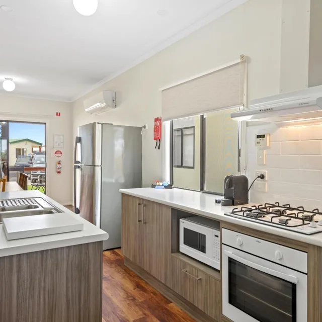 3 Bedrooms, Beach, Deluxe, Cabin, Discovery Parks - Adelaide Beachfront 4/10