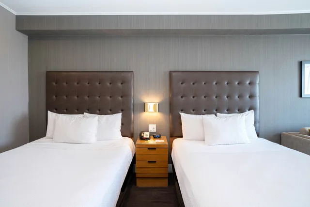 غرفة قياسية بسريرين كوين مع أريكة سرير، Sandman Hotel Hamilton 1/4