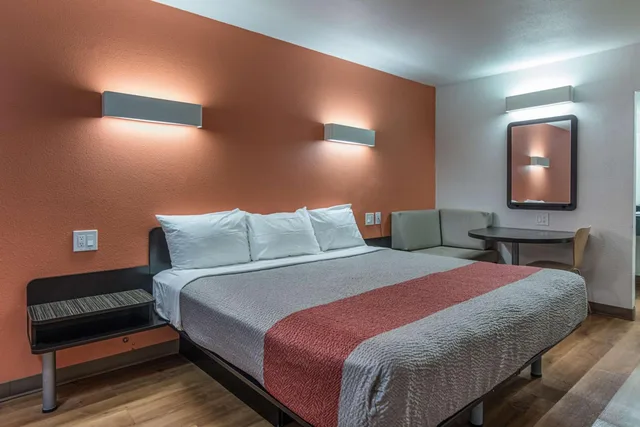 غرفة بسرير كينج لغير المدخنين، Motel6 Texarkana, AR 2/8