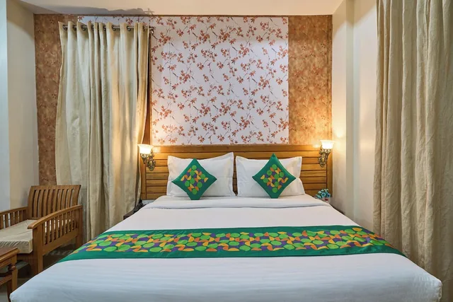 Standard, King Bed, Treebo Roshan House 1/10