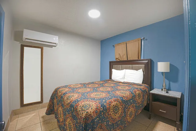 غرفة بسرير كوين بمطبخ صغير، Aladdin Motel By OYO Merritt Island 6/9