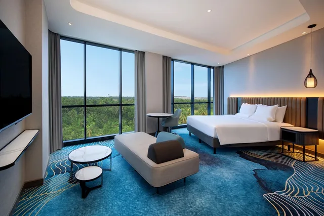 غرفة تنفيذية بسرير كينج، Novotel Yogyakarta International Airport Kulon Progo 2/3