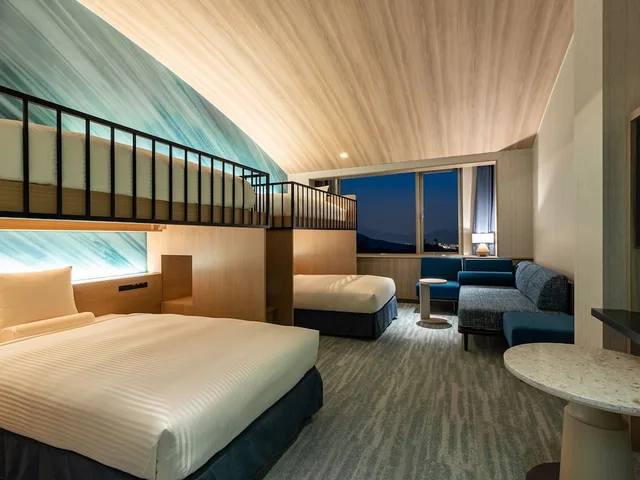 غرفة عائلية بأسرّة بطابقين مع أريكة، IZUMIGO KIYOSATO KOGEN HOTEL 2/5