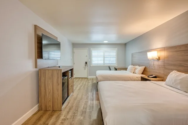 غرفة قياسية بسريرين كوين، Vagabond Inn San Luis Obispo 1/7