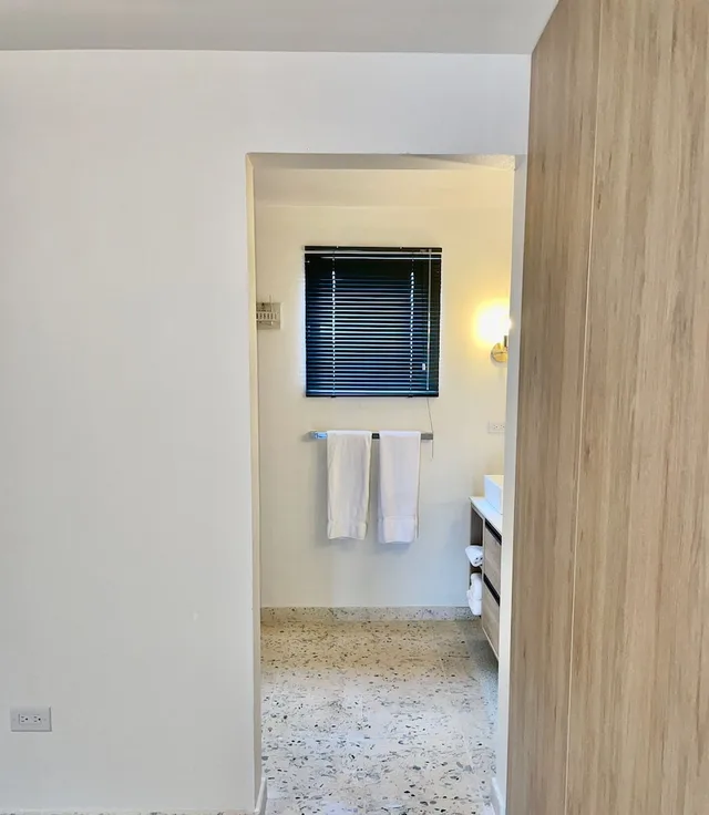 جناح بسرير كينج بإطلالة على البحر بشرفة مع أريكة، The Vistalmar Ocean View Apartments 4/4