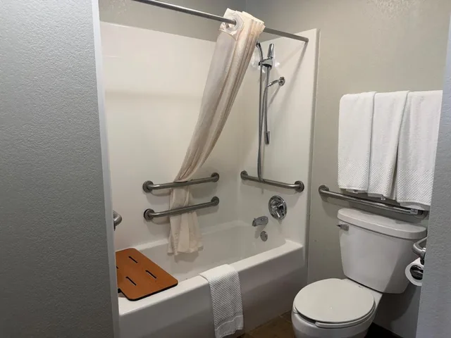 جناح بسرير كينج بجاكوزي، The Magnolia Hotel Searcy 3/4