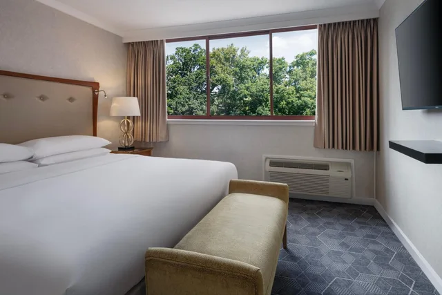 جناح بسرير كينج بإطلالة على الحديقة بغرفة نوم واحدة مع أريكة، Delta Hotels by Marriott Swindon 1/7